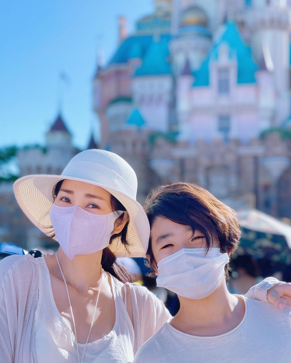 謝安琪和張繼聰一家是迪士尼樂園常客。