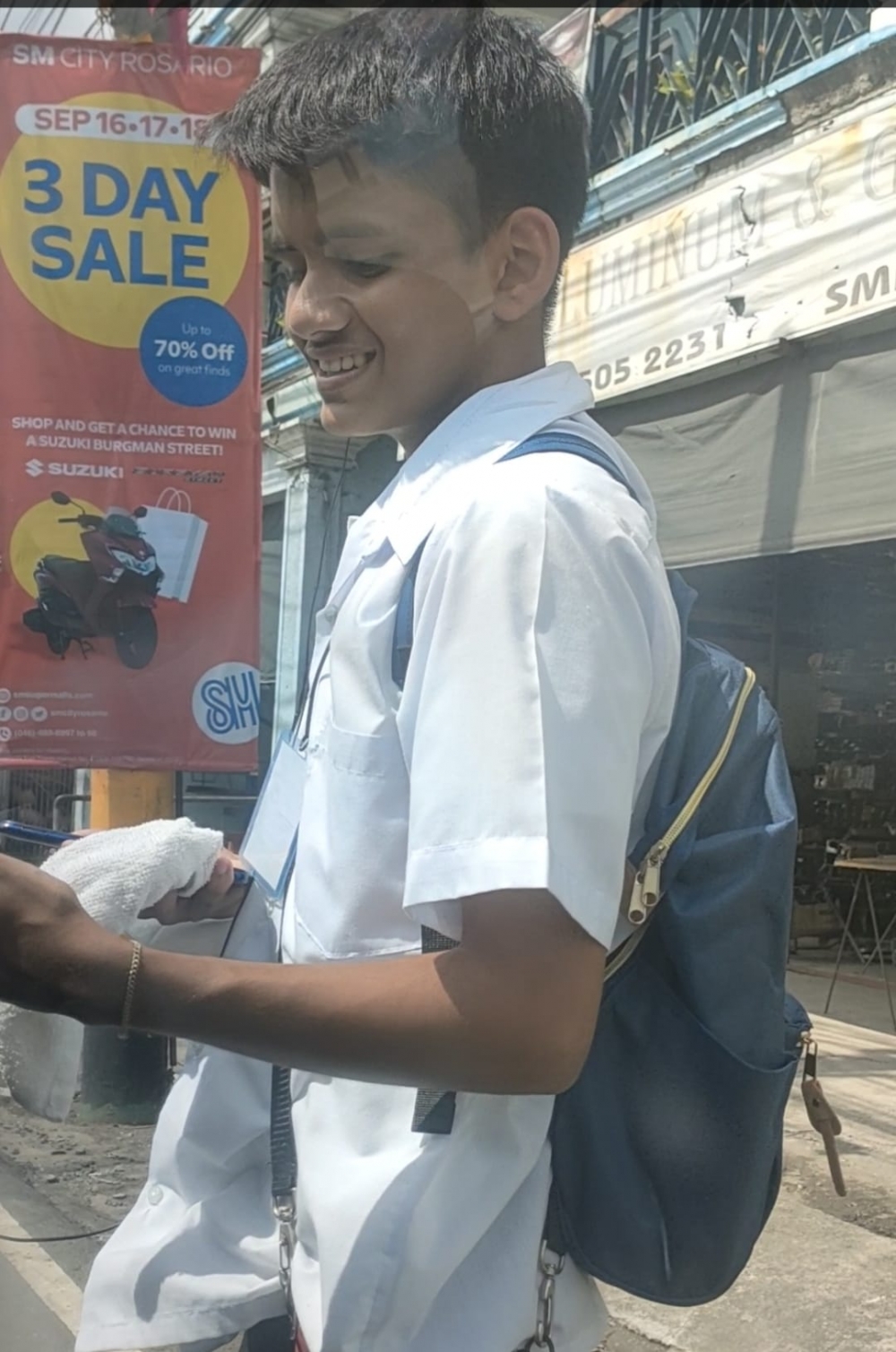 每逢星期一至五都會凌晨4點起床，與母親準備豆腐花。