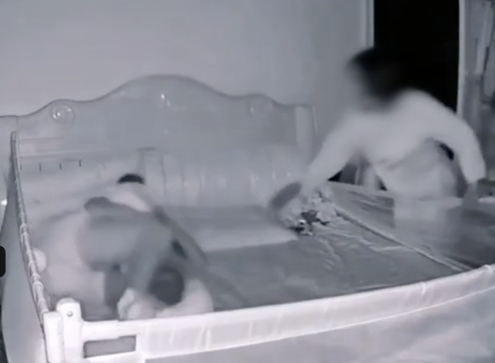 媽媽終發現「披頭散髮」的祖母整個嚇到抱着寶寶跌了下來。