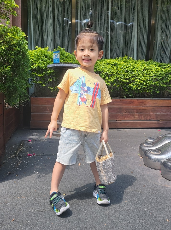 媽媽蔡沐妍認為，兒童的審美觀沒有對錯，拿女裝手袋並無不妥