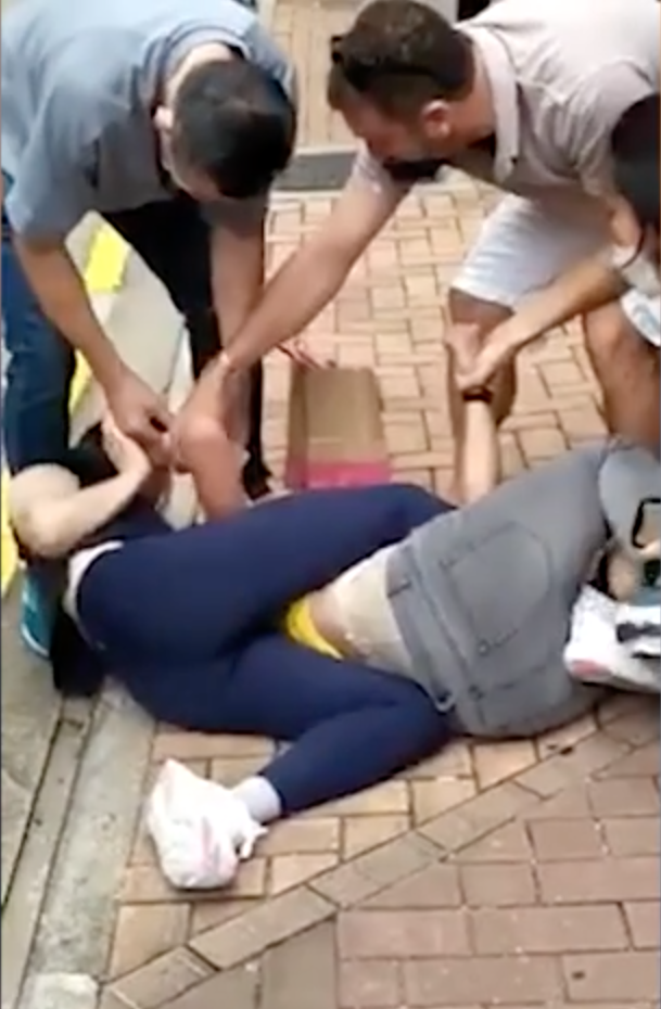 大婆情緒激動使出「鉸剪腳」