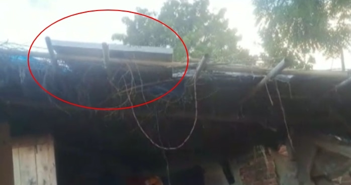 母親利用太陽能裝置替手機充電