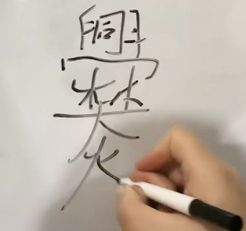 這位小朋友除了家人，應該很難再遇到和他同姓氏的人。