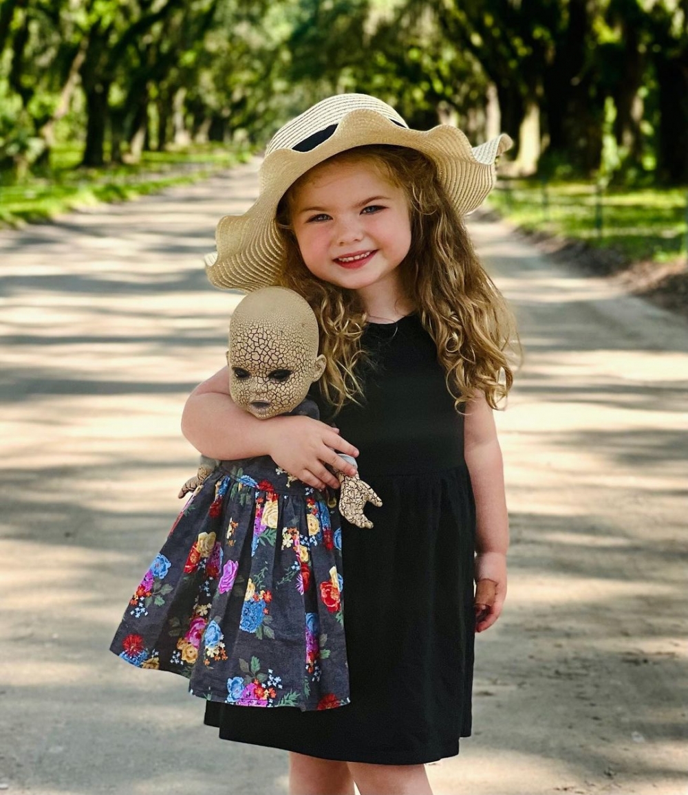 Briar去郊游會為Chloe着上可愛的花花裙。