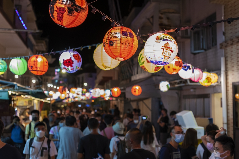 中秋節正日家家戶戶都共度天倫之樂