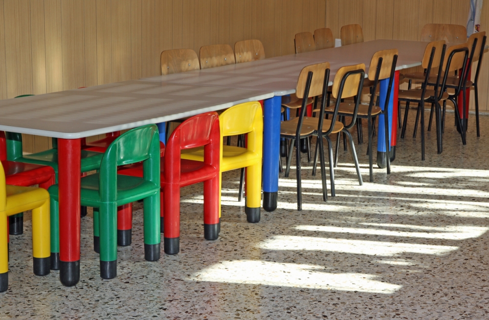 涉事男童故意在同學準備坐下時,拉開他的椅子。