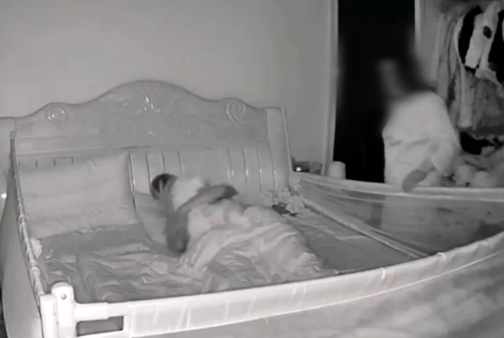 母親在床上不斷來回轉圈,好讓寶寶入睡。