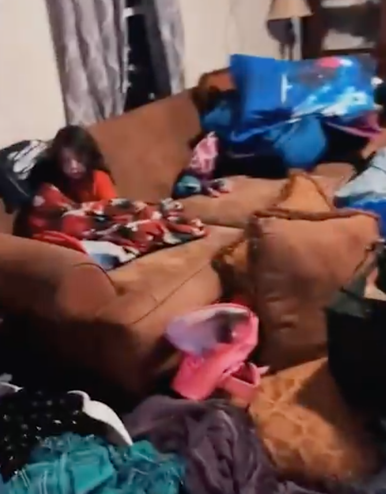 地上大量衣服、毛巾、地墊等。