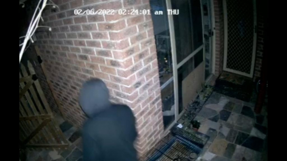 男子在女童家逗留約半個小時後離開。