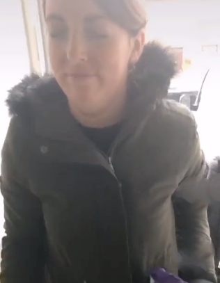 人夫要求老公閉眼入屋。