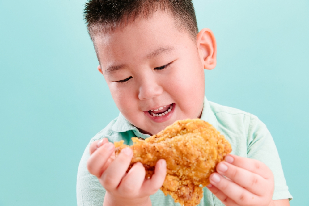 放長假期間,孩子食量增加。