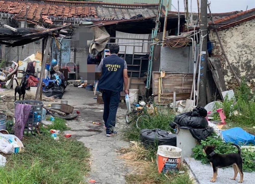 警員發現失學男童家境落魄。