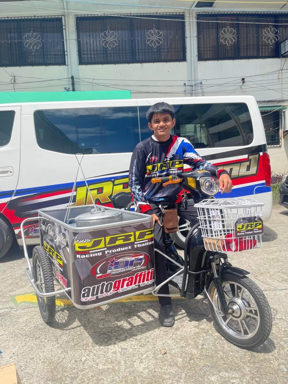 當地一家賽車店送贈一部電動三輪車，讓Gopi可以輕鬆賣石腐花。