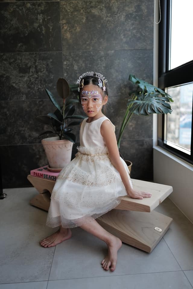 看到姐姐穿上美麗的裙子跳舞，弟弟便吵着想穿