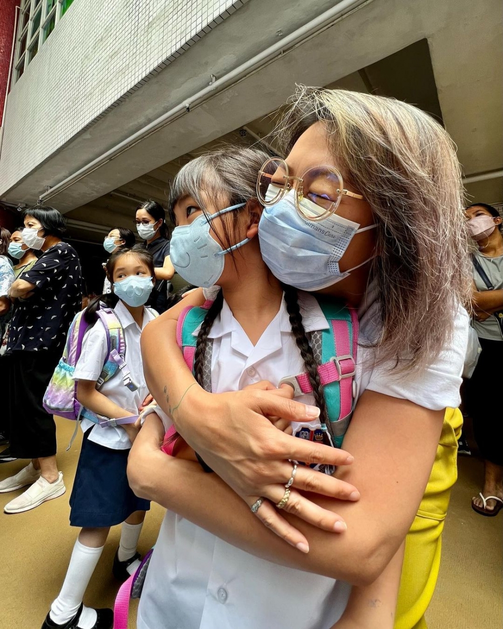 媽媽不捨得女兒。