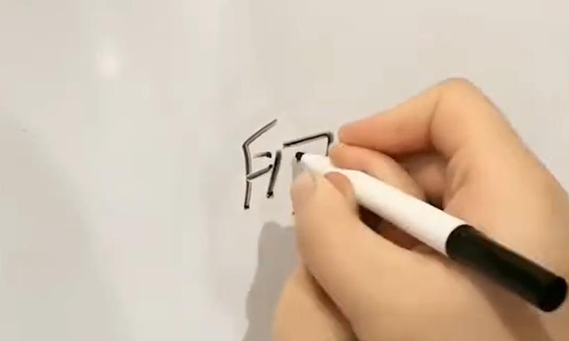 媽媽逐筆教兒子寫，很有耐性。