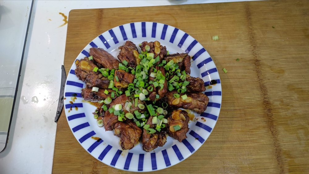 版主為了安撫姪仔，煮了他喜歡去醬燒排骨。