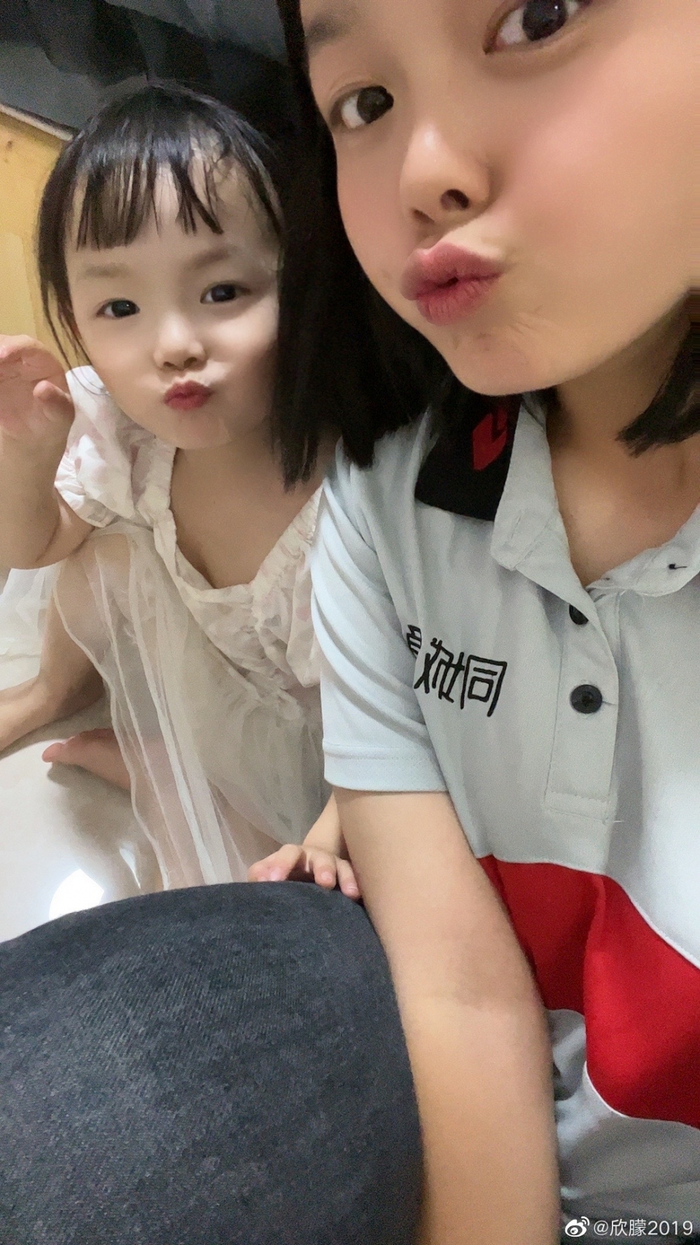 小陳憶述，剛開始送外賣時女兒才一歲左右，她便將女兒背在胸前照顧。