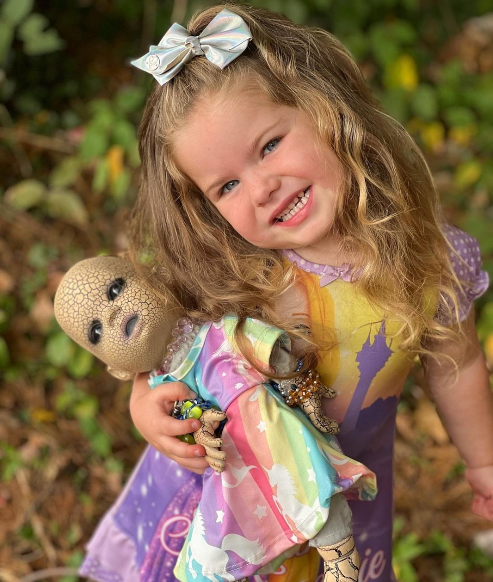 Chloe也一起穿上公主裙。