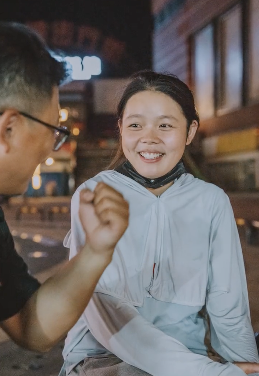 21歲單親媽媽因為街頭採訪受到關注。