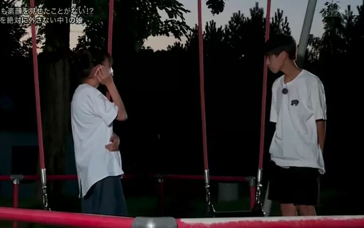 男友很有風度地率先除口罩。