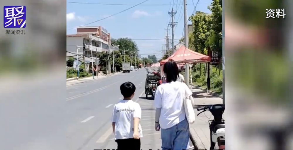 兒子過馬路後，認錯另一位年輕女子為媽媽。