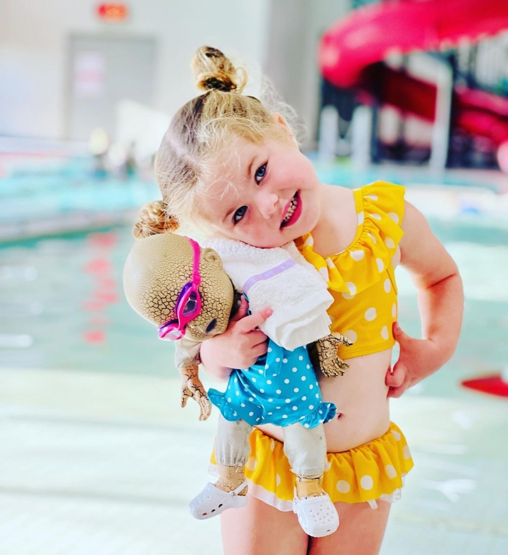 Briar去到哪裏都會帶着Chloe在身邊，更為它打扮得美麗。