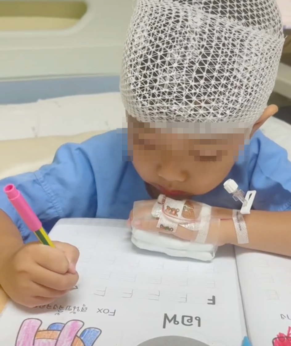 如今男童開始接受治療。