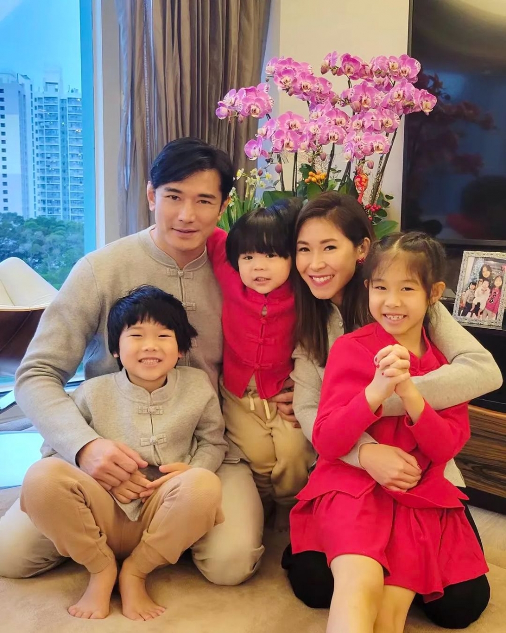 型爸黃祥興和圈外太太Peggy婚後育有3孩，一家五口生活幸福。
