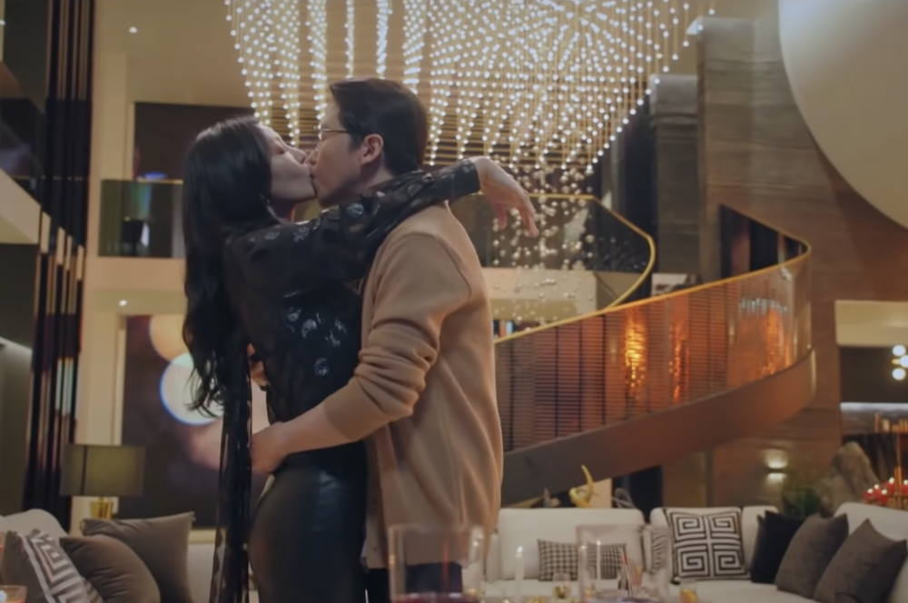 丈夫趁老婆不在家,偷偷帶情婦回家過夜。