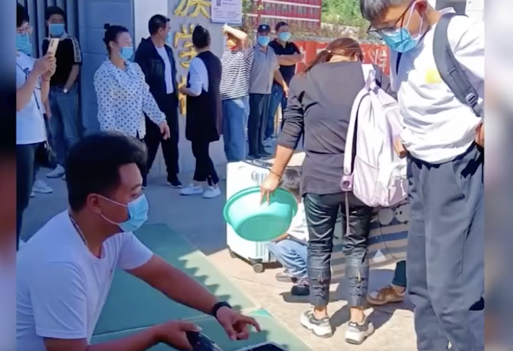 內地不少中學提供住宿，因此開學時學校將會檢查學生行李。