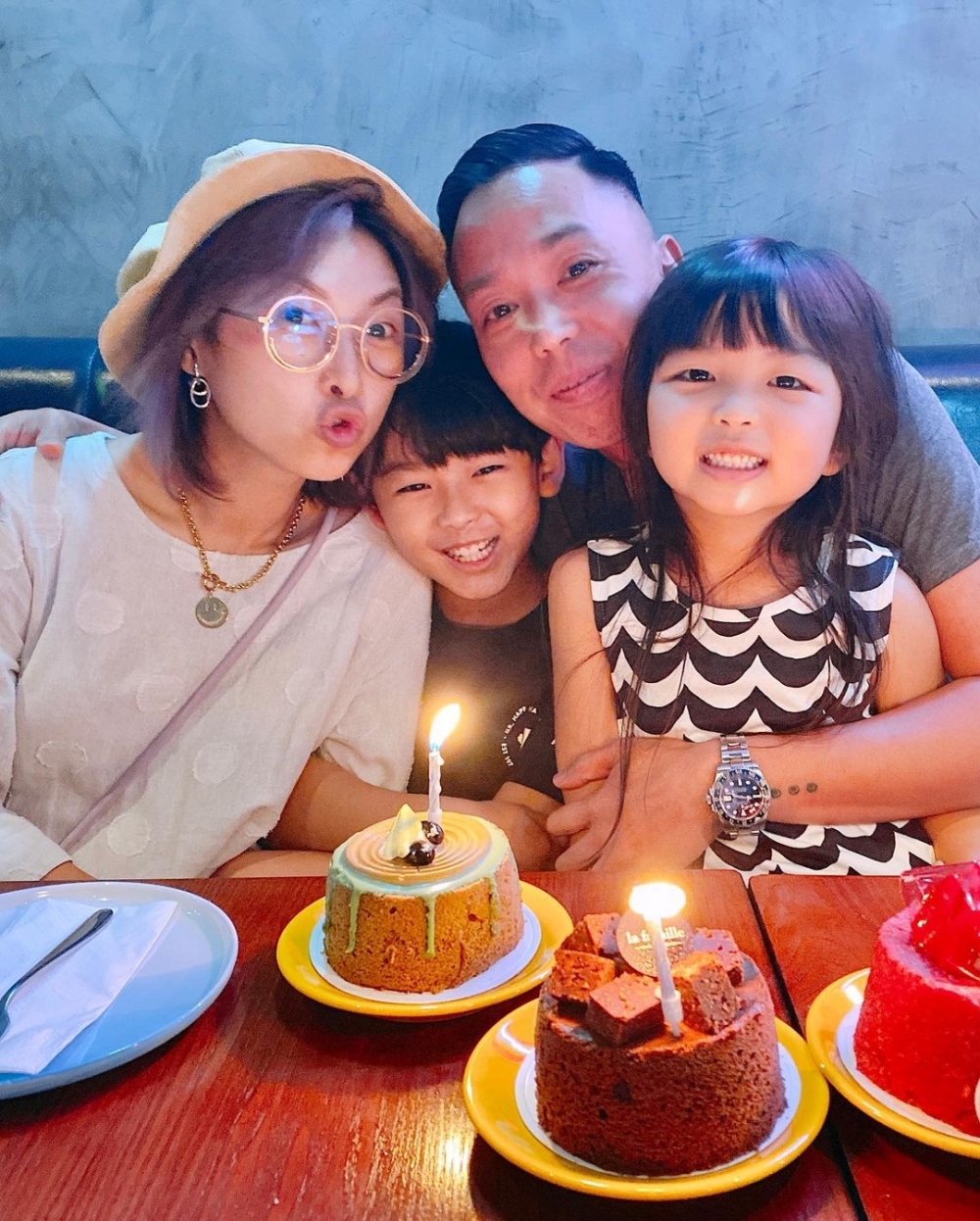 商台DJ朱薰和丈夫育有一子一女。