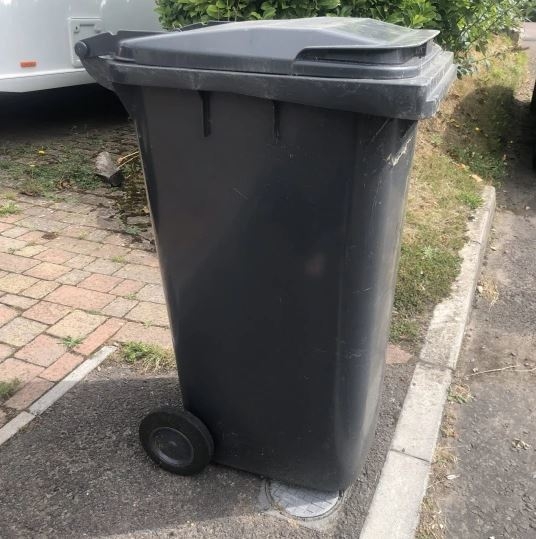 英國住宅區每戶人家一般配備一個大型垃圾桶。