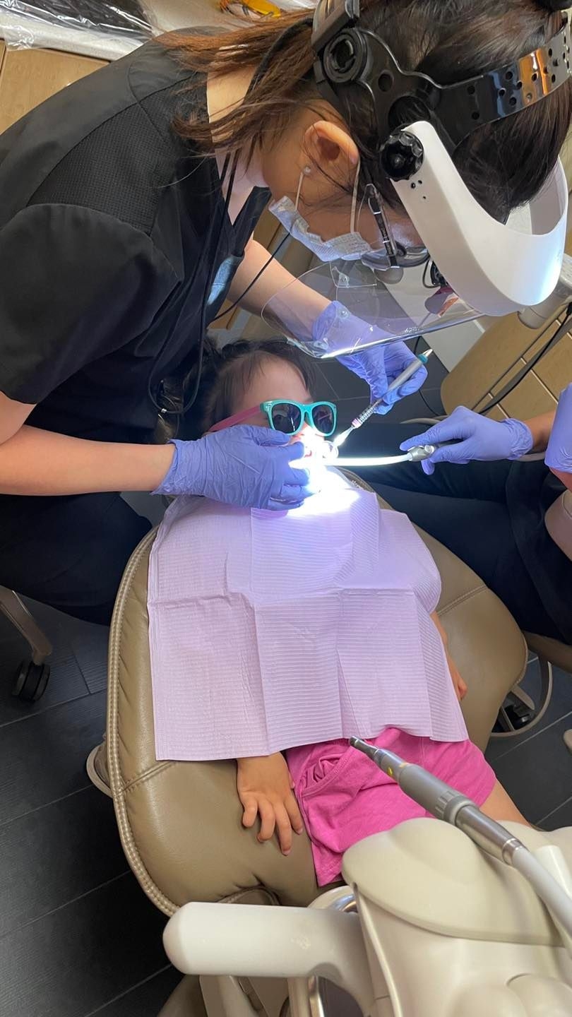 張嘉兒帶兩名女兒去睇牙醫