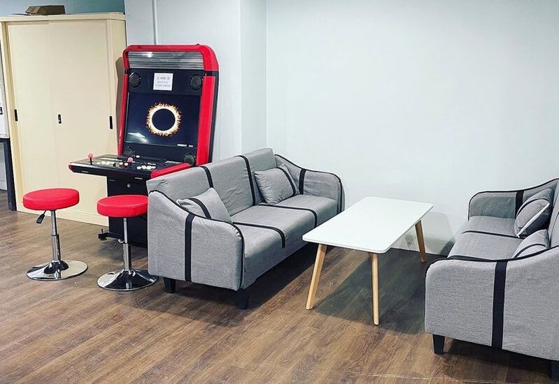 設有梳化給休憩區，玩到攰了可以休息一下