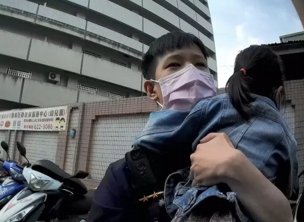 警員發現女童走失，立即安撫。