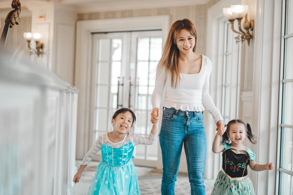 張嘉兒親自照顧兩女，無微不至