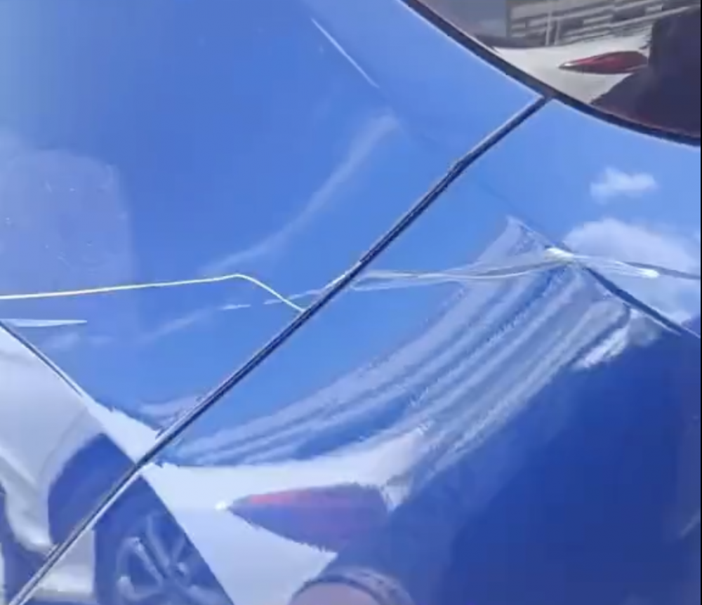 車子有明顯的刮痕。