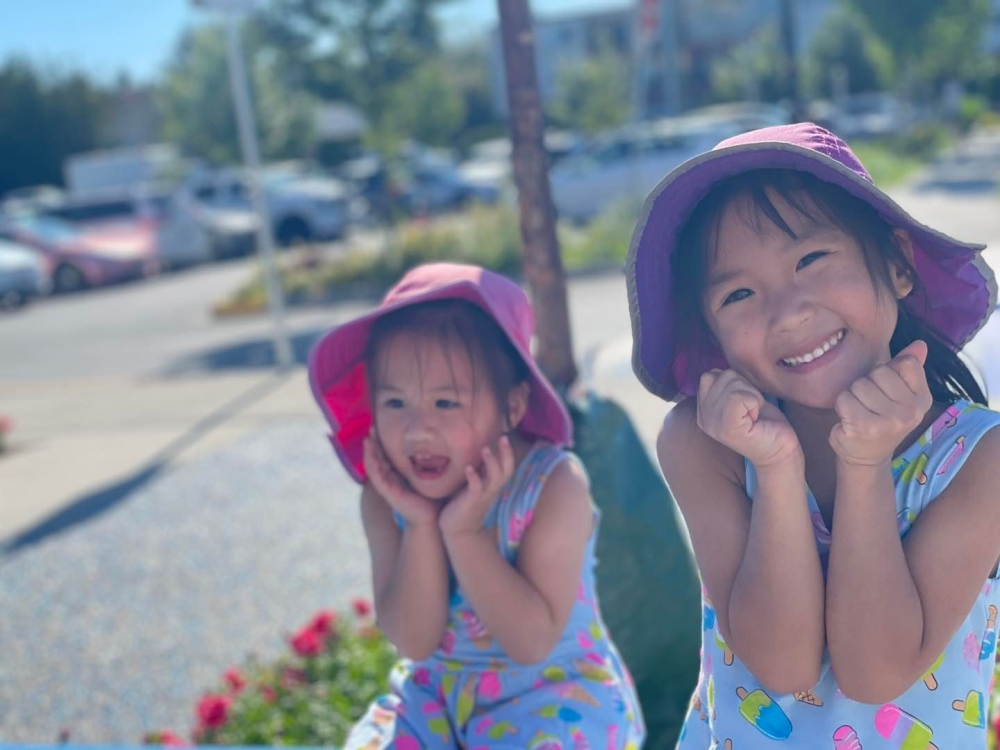 小女兒（左）和大女兒十分可愛