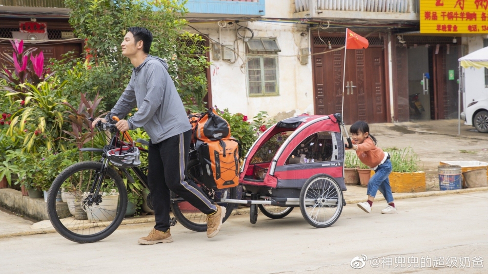 2020年，單親爸爸帶著4歲女兒兜兜騎行西藏紅遍網絡。