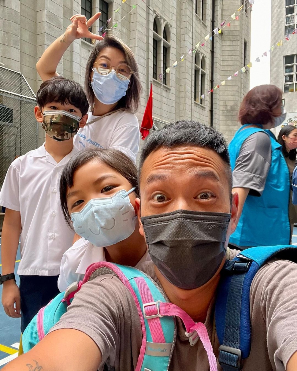 朱薰夫妻陪孩子一齊開學。