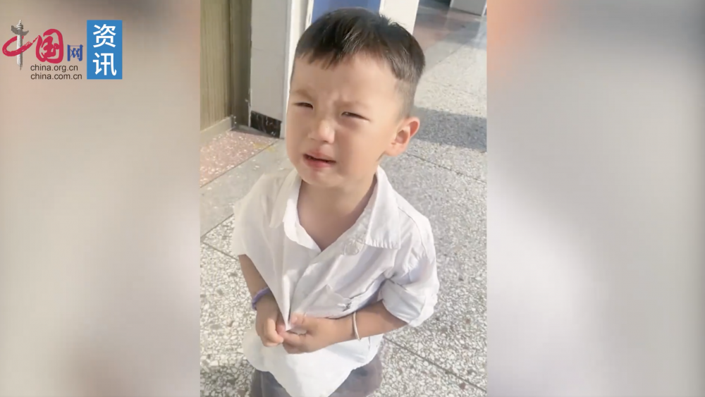 男童剛踏入幼稚園就大哭。