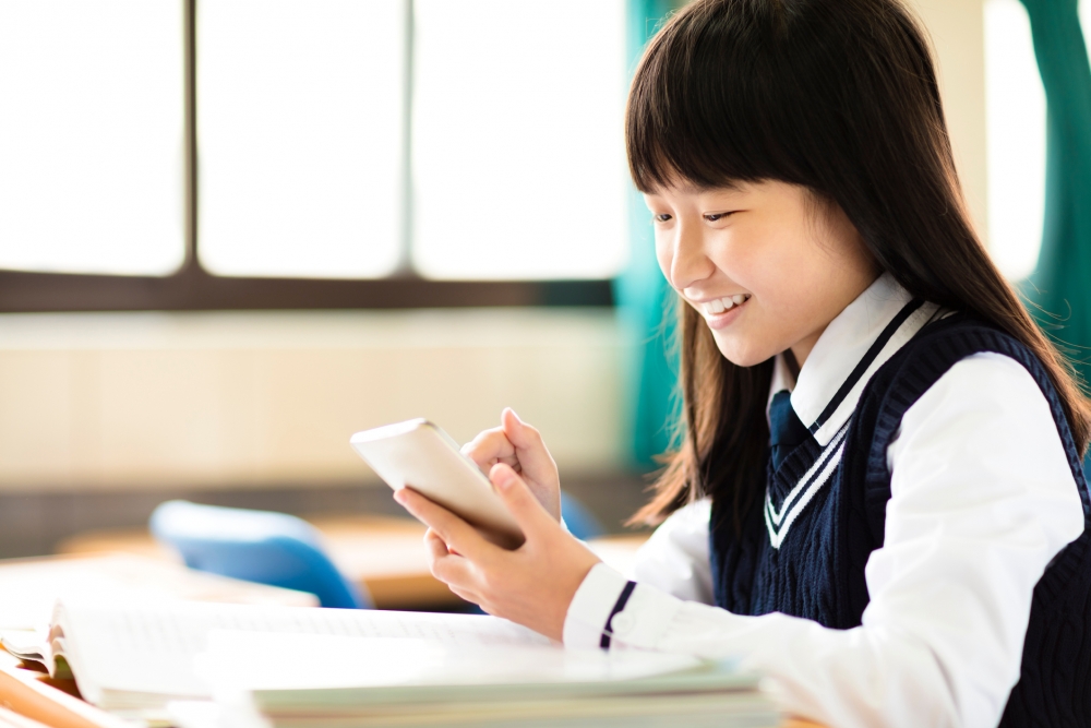 學生是否應該帶手機上學一直是爭議話題。