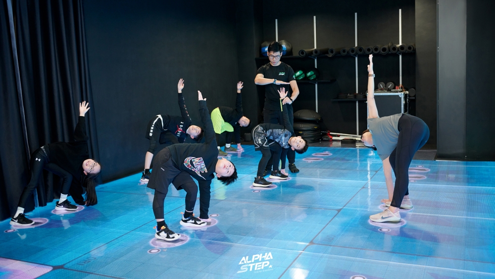 教練會與小朋友拉筋和教導保護自己的姿勢