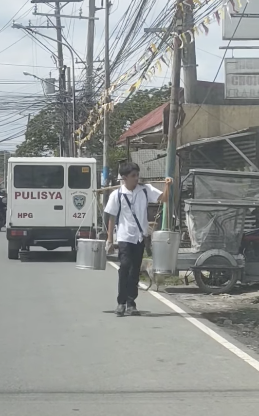 有一位16歲的中學生被拍攝到在街上擔起兩個鐵桶子叫賣豆腐花。