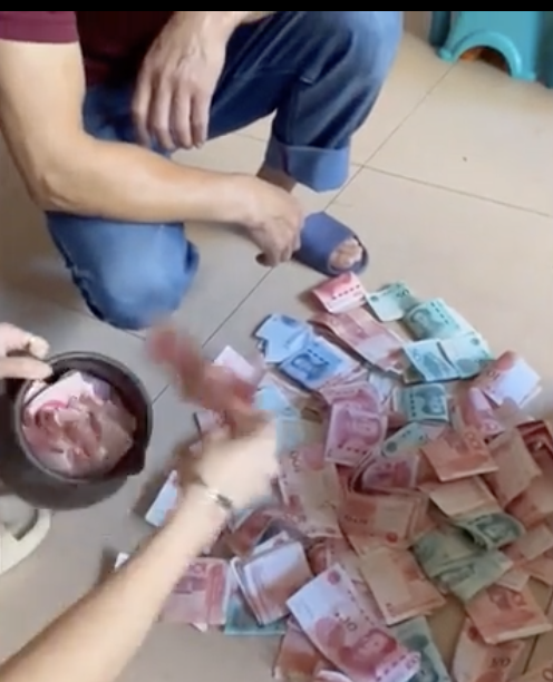 女兒幫忙把爸爸的私房錢倒出來。