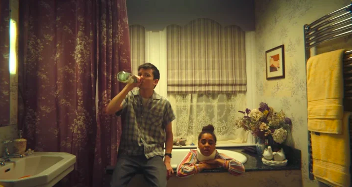 小情侶打算獨享溫馨的二人世界