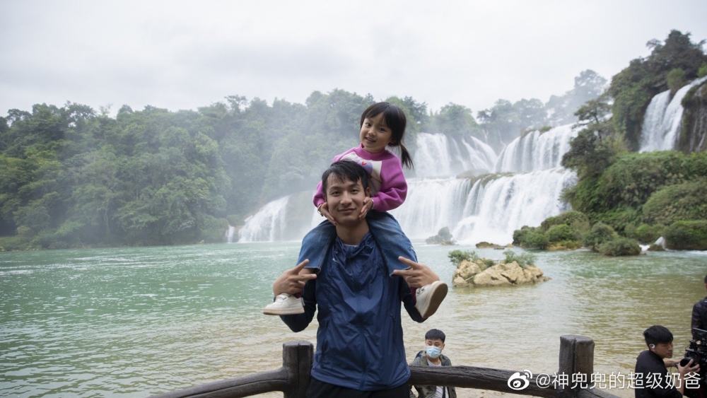 兜兜跟著爸爸看世界，令不少人羨慕不已。