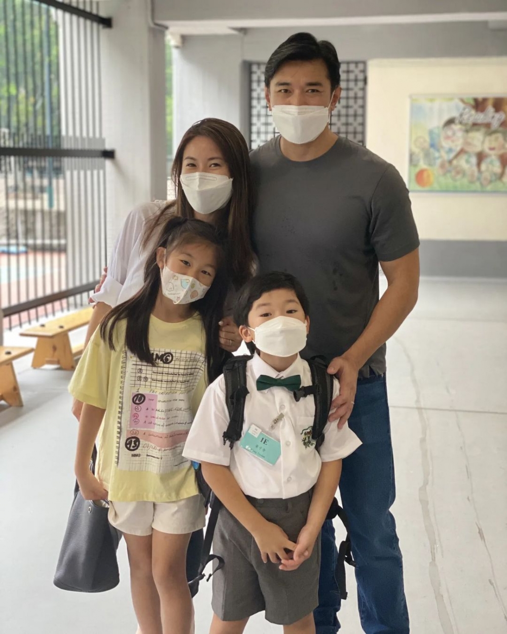 黃祥興和太太及女兒一起送二仔黃子晉（Tristan）開學。