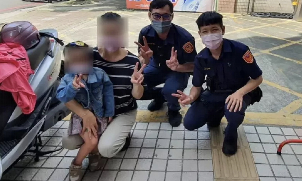 女童成功找回嫲嫲，並禮貌感謝警察。